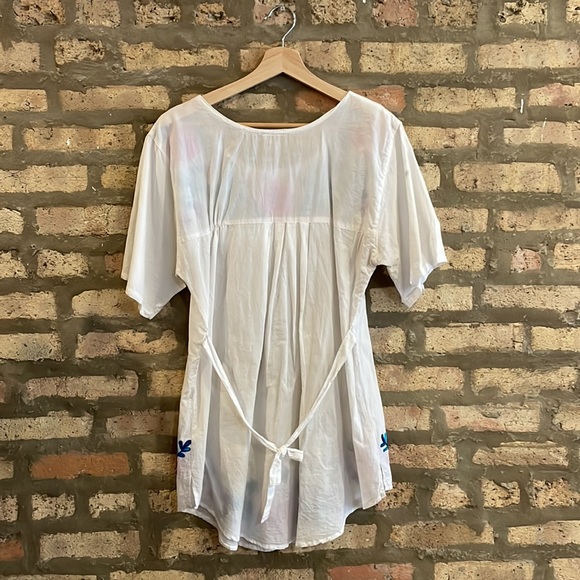 Embroidered Floral Flowy Top - Picture 3 of 3